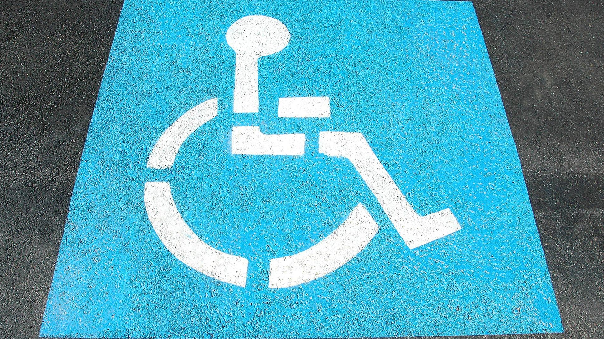 Comment réaliser un marquage au sol de place de parking handicapée (PMR)